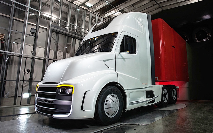 Freightliner-Revolution-Innovation-Truck2