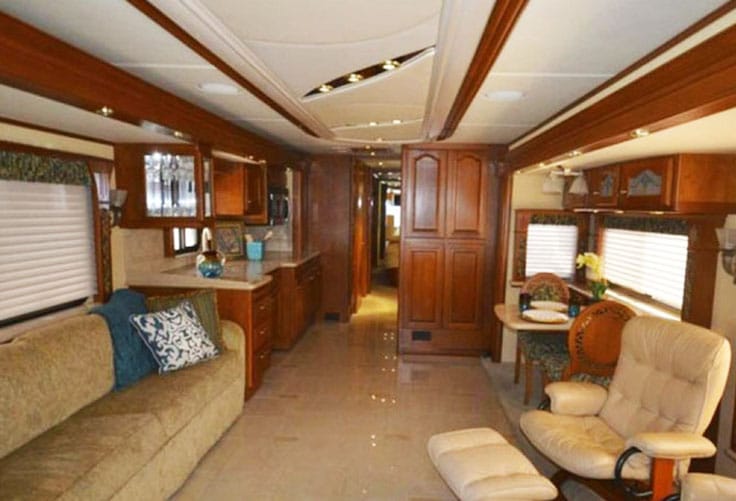 Country-Coach-Magna-630-interior